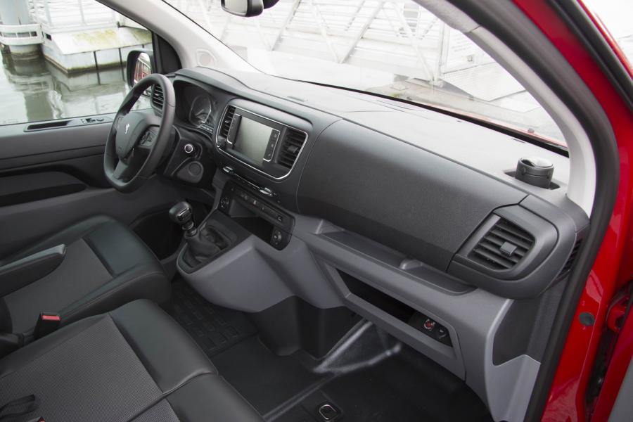 Интерьер Peugeot Expert 2016 года  (фото 11 из 48)